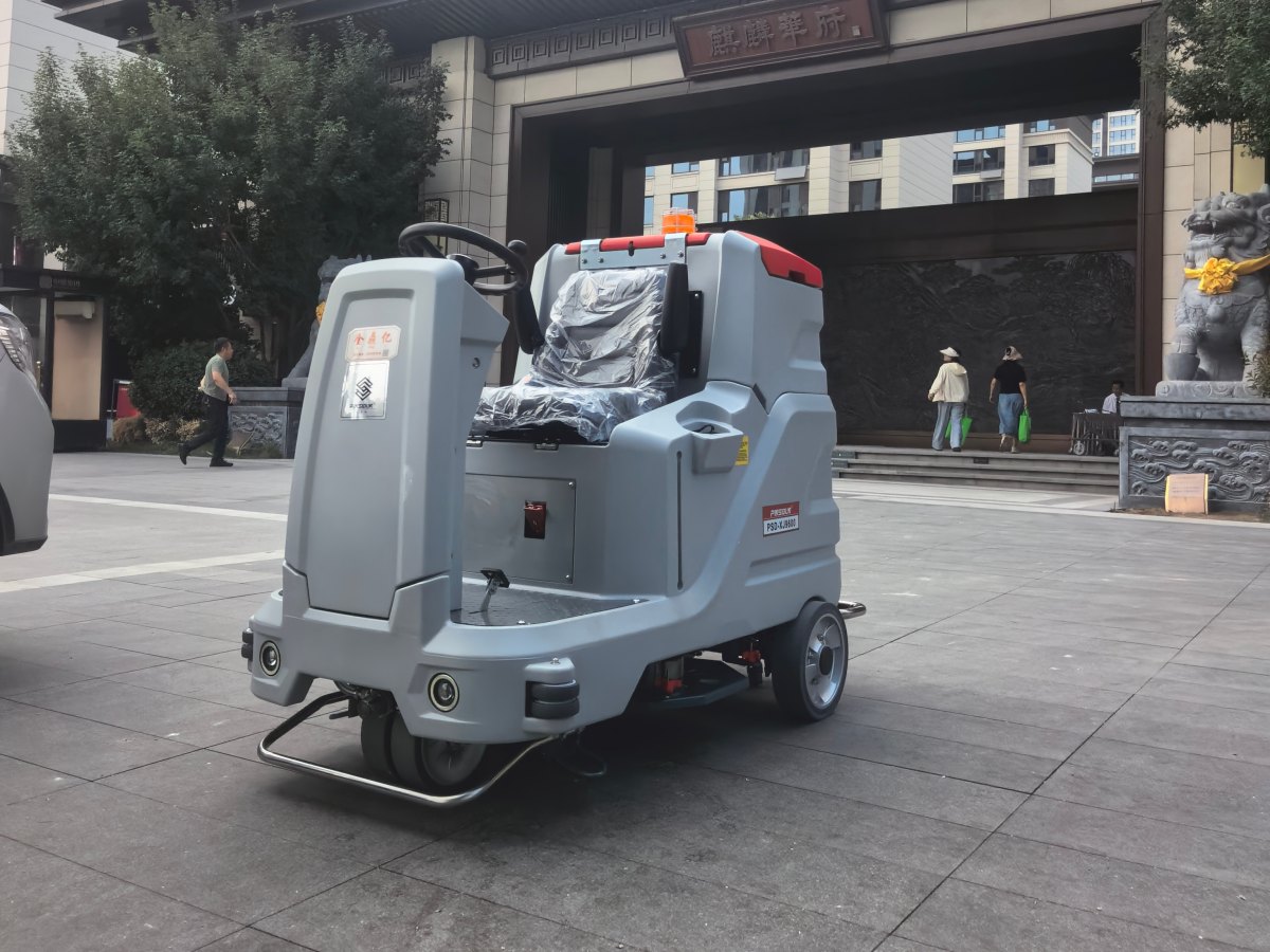 High efficiency automatic scrubber dryer
